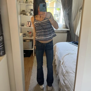 Jeans - Säljer nu dessa populära mörkblåa jeans från Zara i storlek 34! Midwaist/low waist. Knappt använda så skicket är som nya💘Säljer vid bra bud så kom gärna med prisförslag!! Skriv om du har frågor