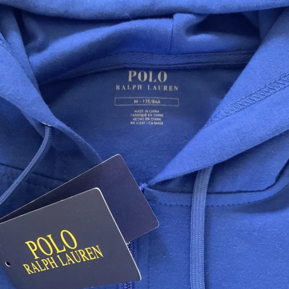 Ralph Lauren zip hoodie i storlek M. Nästintill oandvänd! Säljer då jag är i behov av pengar. Hoodies.