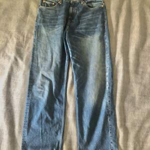 Weekday Galaxy Loose Straight jeans i blå färg storlek 31/34. Använda endast fåtal gånger. Möts gärna upp och säljer i Stockholm.