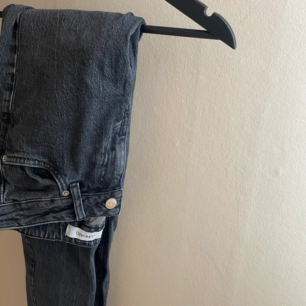 Lågmidjade jeans från Junkyard. Dom är raka i modellen, och bra på längden för mig som är 174. Använda 2 gånger. Säljer pågrund av att dom inte passar på mig. Jeans & Byxor.