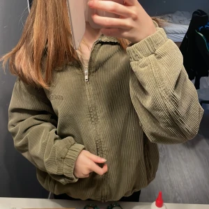 corduroy jacka - en manchester/ corduroy jacka som jag köpt från urban outfitters ! nypris ca 800kr o använde förra hösten men inte min stil längre.. nyskick o fin passform!! det står xs fast är oversio passar nog till M/L, skriv eller använd "köp nu" :)