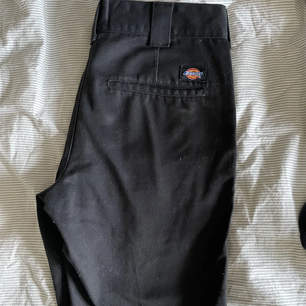 Ett par svarta dickies shorts. Använda en gång på en skolavslutning! Köptes för 600.. Jeans & Byxor.