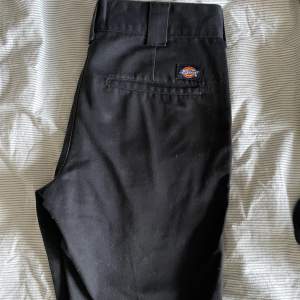Ett par svarta dickies shorts. Använda en gång på en skolavslutning! Köptes för 600.