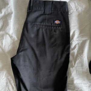 Dickies shorts - Ett par svarta dickies shorts. Använda en gång på en skolavslutning! Köptes för 600.