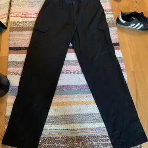 Oversized cargos som ja thriftade för länge sen. Säljer för att ja har ett väldigt liknande par men skicket är praktiskt taget perfekt inga flaws.  Kom pm för mer frågor eller bilder. Jag på bilden är 193