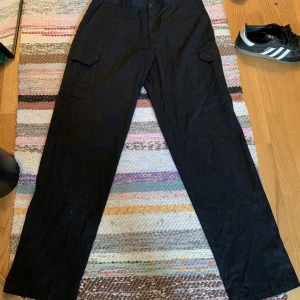 Oversized cargos - Oversized cargos som ja thriftade för länge sen. Säljer för att ja har ett väldigt liknande par men skicket är praktiskt taget perfekt inga flaws.  Kom pm för mer frågor eller bilder. Jag på bilden är 193