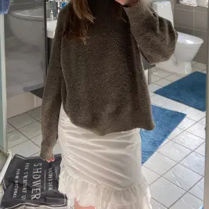 Supersöt trendig vit kjol med volang! Skitsnygg till både en somrig topp men även till en tjockare tröja. Säljes endast pågrund av att den är för liten för mig och jag kan inte längre lämna tillbaka den då öppet köp gått ut🙁