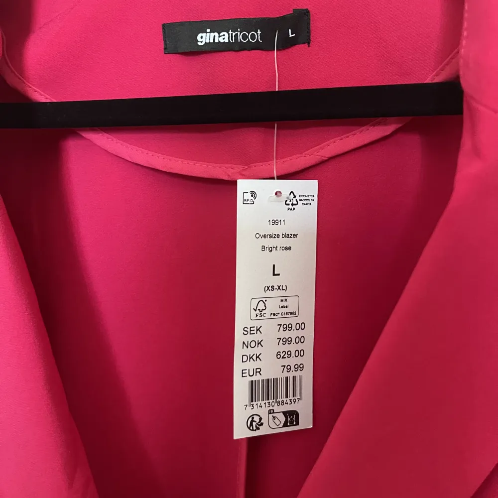 Helt oanvänd oversized blazer från Gina Tricot. Inköpt i butik för 799kr och har sedan dess endast hängt i garderoben. Har slits längst ned i ryggen. . Kostymer.