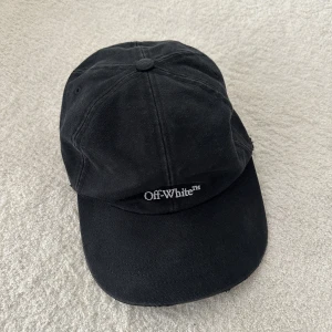 Off-white keps - Köpt på Vestiaire Collective