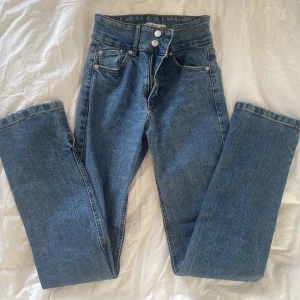 Jeans från pull&bear - Jeans som sitter tajt men är läsare längre ner. Knappt använt