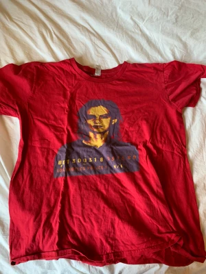 Tröja med tryck - Super cool tröja som är köpt second hand. Det står ingen storlek men skulle gissa M. Kontakta om du har frågor, pris kan diskuteras och tryck gärna på köp nu!