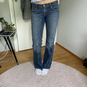 Levis jeans - Lågmidjade blåa Levis jeans. Har vissa defekter skriv för fler bilder! Tryck gärna på köp nu! W27 L32. Midja 34 cm Innebenslängd 77 cm