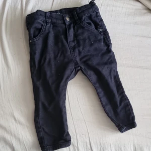 Jeans stl 74 - Svarta jeans från lindex i fint använt skick 