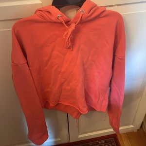Cropped hoodie - Hoodie ifrån lager157 som är en magtröja. Det är storleken xs/s. Färg rosa.
