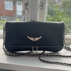 Zadig väska - En Zadig väska som är köpt på en marknad i spaninen! Tror tyvärr den inte är äkta men den är köpt för 1,300kr. Pris kan diskuteras