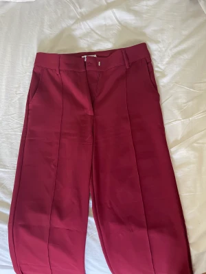 Kostymbyxa  - Högmidjade kostymbyxor från madlady, aldrig använda. Stl 36/S Längd regular