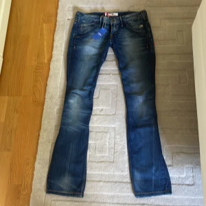 Lågmidjade jeans - Skit snygga lågmidjade jeans, köpta från sellpy. Dem är ganska bra skick bara någon skråma här och där. Skriv för fler bilder 