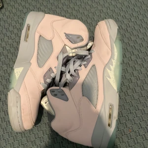Jordan  - Både skorna är väldigt bra skick men jordans 1 har bara lite creases men annars väldigt bra 9/10 både är helt äkta Jordan 5 är använda en gång. Jordan 1 storlek är 42,5 sen Jordan 5 är 41 både kan säljas separat. 