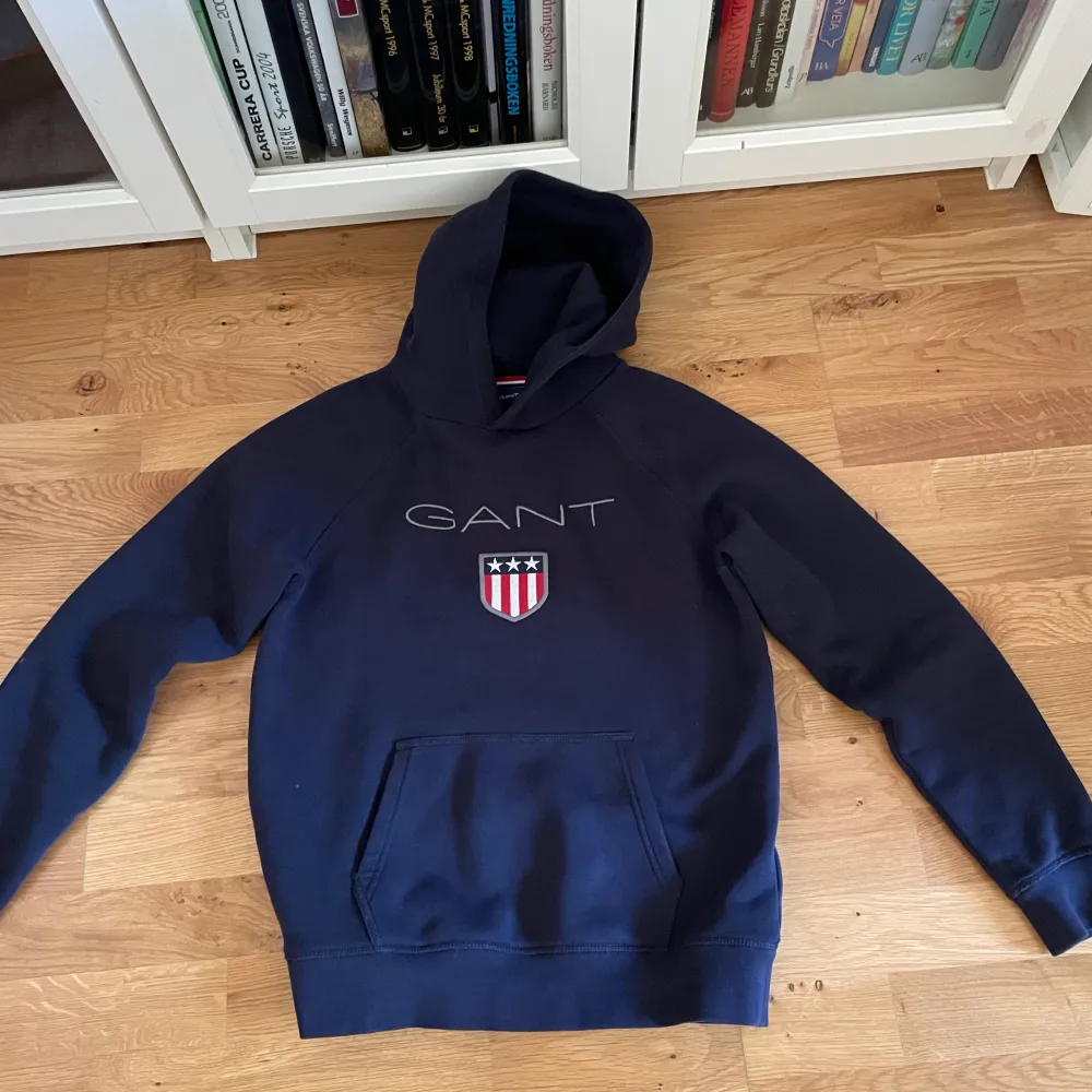 Gant hoodie i fint skick. Säljer den för att den blivit förliten för mig. Skriv gärna om ni har frågor. Skick: 8/10 Storlek: 158/164 Pris: 200kr. Tröjor & Koftor.