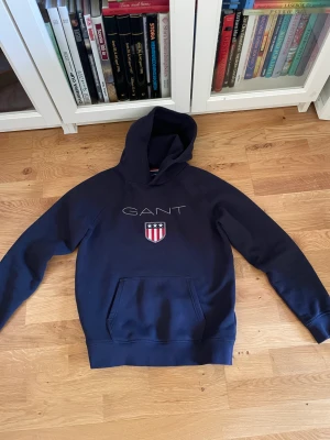 Gant hoodie - Gant hoodie i fint skick. Säljer den för att den blivit förliten för mig. Skriv gärna om ni har frågor. Skick: 8/10 Storlek: 158/164 Pris: 200kr