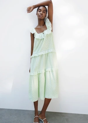 Klänning - Så så fin klänning från zara! Aldrig använd och med prislappen kvar. Storlek xs men passar även s