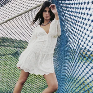 Vit klänning  - Såå fin sommarklänning från zara! Lappen kvar