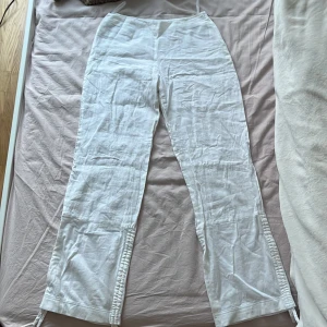 linenbyxor - jag vet inte var de är ifrån jag fick den av min mamma men väldigt söta linnebyxor perfekta till sommaren!!! kontakta om du är intresserad 🫶