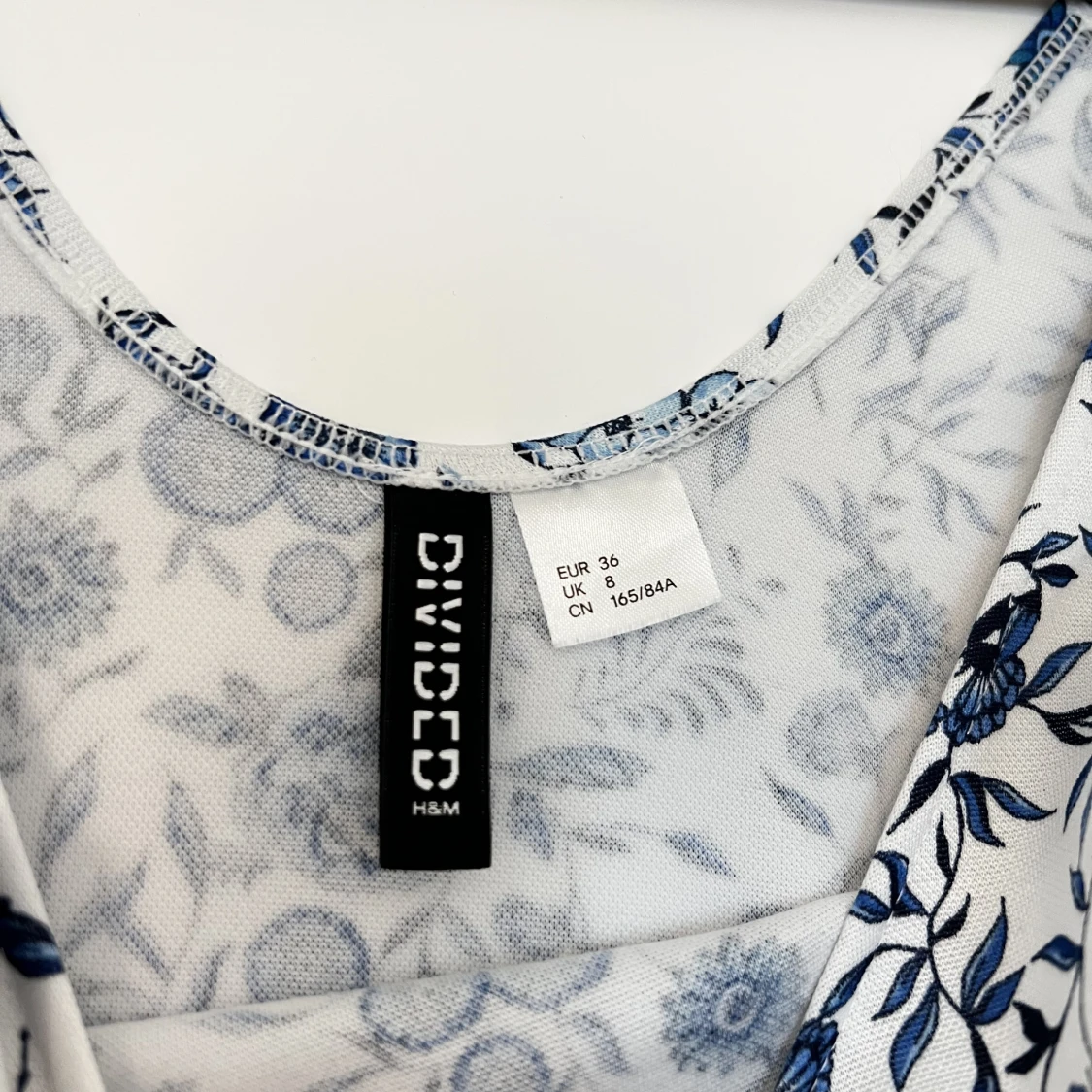 Blå vit blommig klänning - 90