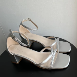 Silver klackar  - Använda fåtal gånger men är i bra skick🥰 nypris 499 säljer för 200 Stl:37