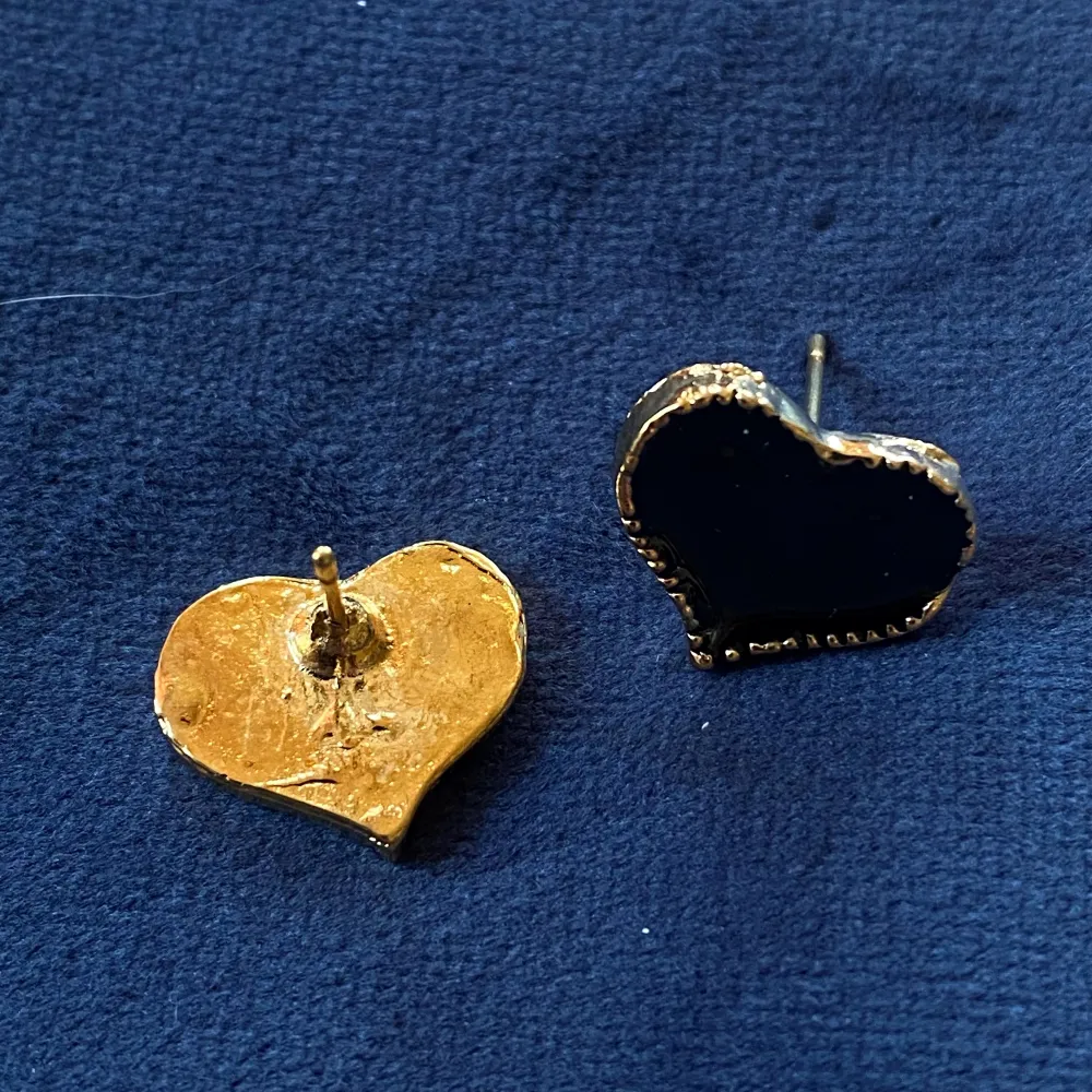 Små svarta hjärtan med guldfärgad ram och baksida   Kan skicka mot fraktkostnad . Accessoarer.