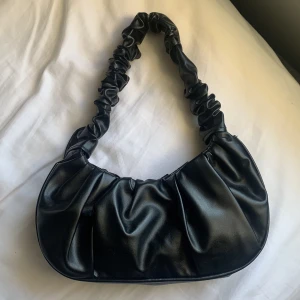 Svart väska - En svart axelväska kommer tyvär inte ihåg vart jag köpte den. I nyskick och använd bara några få gånger. Säljer för den nt kommer till användning🥰