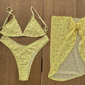 Gul bikini med tillhörande kjol - Sååå söt och fin gul bikini med tillhörande kjol som aldrig har kommit till användning 💛