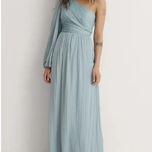 Maxiklänning Med Ballongärm 💙 - Säljer en helt oanvänd (prislapp kvar) maxiklänning från NAKD. Pris kan diskuteras 😇 nypris: 989kr och jag säljer för 600 🤩