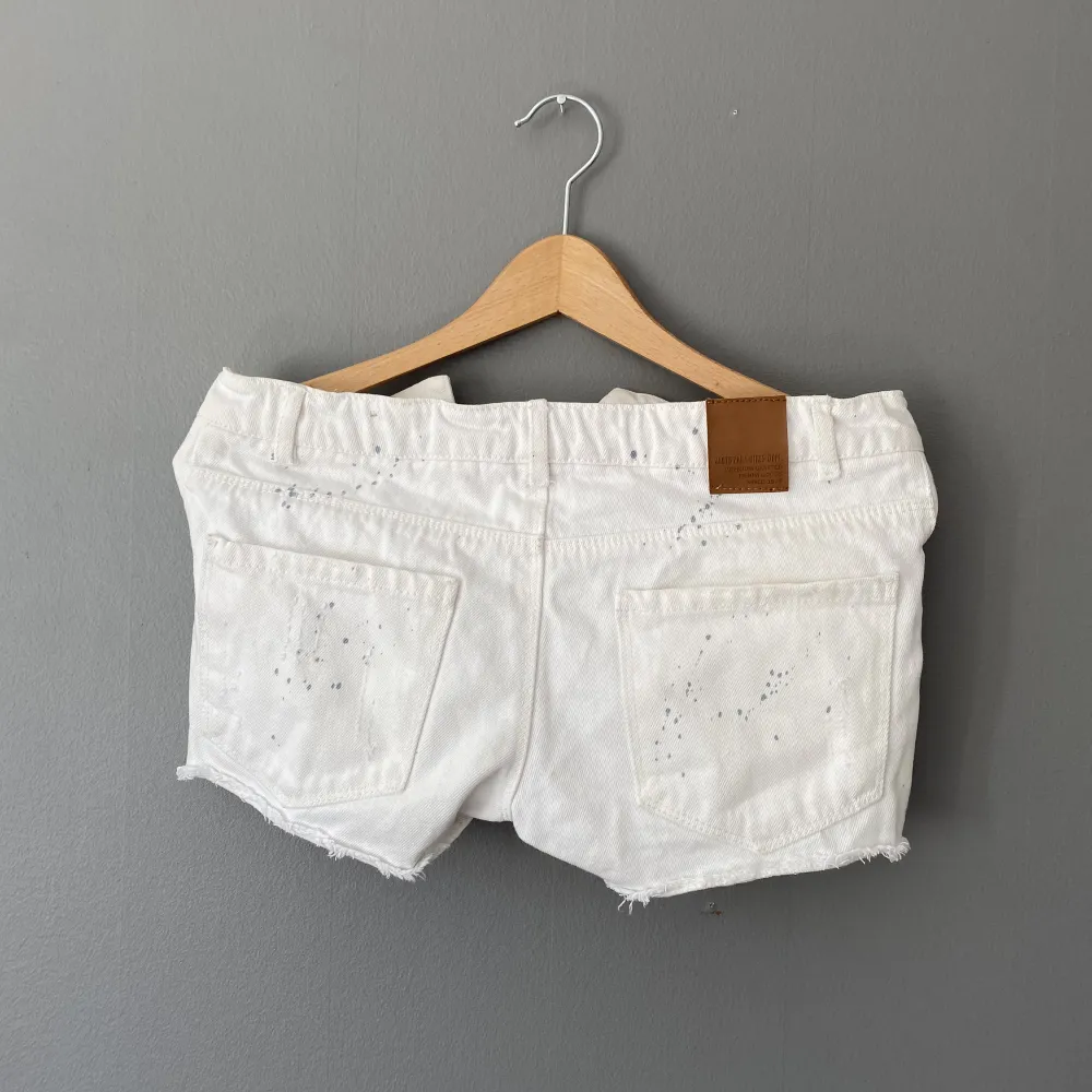 Vita jeans shorts i xs ❤️‍🔥 säljer eftersom de är försmå. Superfina och inga defekter ❤️‍🔥. Shorts.