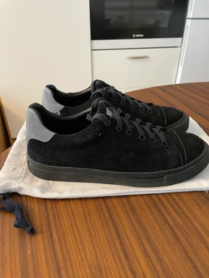 Our legacy skor - Our legacy sneakers i svart borstad mocka och oborstad mocka längst fram vid tårna. Detaljer av reflektiv silver material vid plös och häll. Använd fåtal gånger köpt på NK ca 2900kr