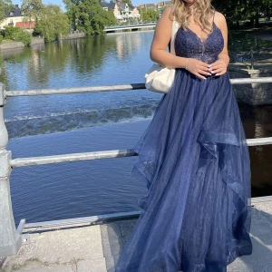 BRÖLLOP/BAL/FEST - Säljer denna vackra balklänningen som jag använt en gång i år! Det är en marinblå prinsessklänning som är väldigt puffig. St 38. Axelbanden är lite långa men går att fixa. För mer bilder osv kom privat!🤍🤍🤍*MASCARA KLÄNNING*Obs-Sänker ej priset 