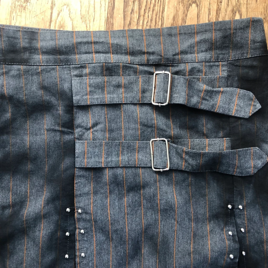 Punkig nitad kjol - 90