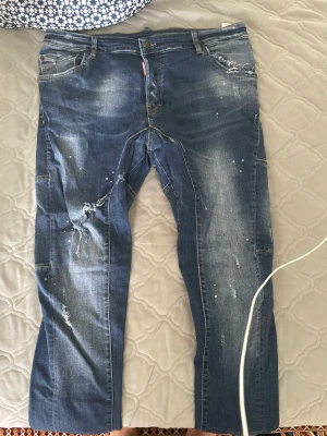 Dsquared2 jeans  - Jeansen är i jätte bra skick. Priset kan förhandlas vid snabb affär. Fler bilder kan lösas.