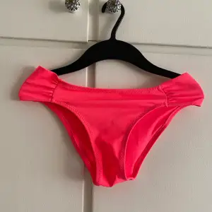 Oanvänd rosa bikiniunderdel från Cubus i storlek S, tvättade vid vid inköp så lappen är lite blekt men aldrig använda pga för små 
