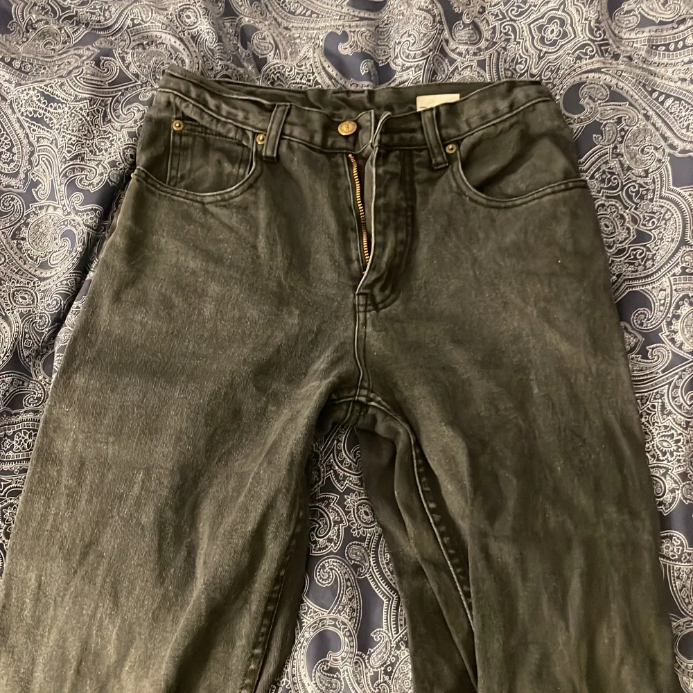 säljer dessa skit snygga gråa jeansen med super fina fickor! köpte de secondhand för ca 300kr och har aldrig använt dom😊. Farkut & Housut.