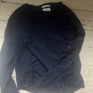 Mörkblå tröja från zara med liten dragkedja bak som detalj💞💞barnstolen 164 men passar någon med XS/S💞💞Köpare står för frakt💞