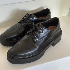 Zara kostymsko  - Så fina kostymskor från ZARA. Jättebra skick!