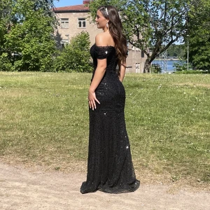 Svart glitter klänning - Magisk svart klänning!! Formar kroppen så sjukt fin och den glittrar så otroligt mycket. Special sydd utomlands, midja ca 76cm, höft ca 108cm och byst ca 90cm. Är 172cm lång👠 Materialet är rätt så tjockt, dragkedja i ryggen! Nypris 4500kr. Använd 1gång