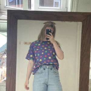 T-shirt - Blommig lila t-shirt. Söt och mysig. Köpt second hand i Italien. Skicka meddelande vid köp, PRIS INKLUSIVE FRAKT