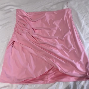 Rosa Zara rynkad kjol - Aldrig använd zara kjol, jätte fin och i jätte bra kvalite