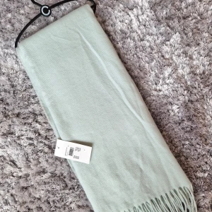Halsduk Cubus - Halsduk från Cubus, oanvänd med prislapp kvar, ordinarie pris 199 kr. Fin mintgrön färg. Din för 20 kr🫶 Kika gärna in mina andra plagg jag säljer, 3 FÖR TVÅ PÅ ALLT och fri frakt vid köp av minst 250 kr, kontakta mig då!🦋