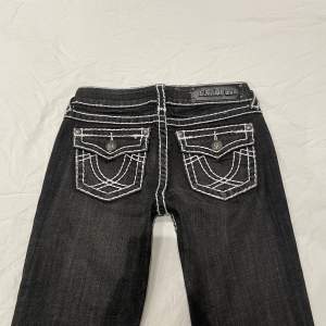 Snygga grå tru religion-liknande jeans i nyskick med lappen kvar💓låg midja och slim/bootcut! Midja ca 78 cm o innerben ca 84 cm