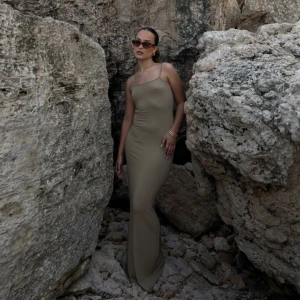 Beige klänning  - Beige klänning från Nelly. Slutsåld online , aldrig använd i storlek S. Modellen på bilden har storlek S och är 174 cm. Passar mig som är 168.