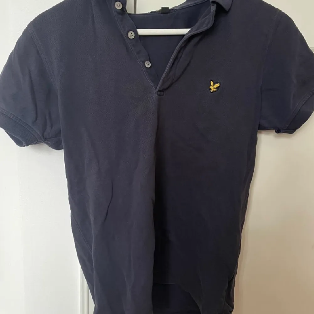 Marinblå Lyle & scott piké i storlek S. Unisex. God kvalitet. Fri frakt 4/6 18.00-00.00.. T-shirts.