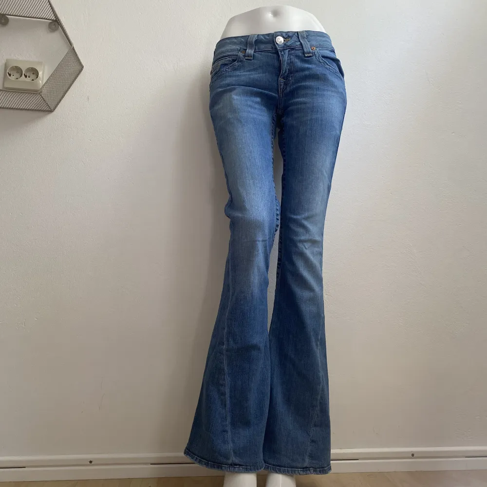 Vintage joey true religion byxor i perfekt skick, utsvängda med låg midja, står storlek 29 där midjan är 82 och innerbenslängden är 85 cm. Jeans & Byxor.
